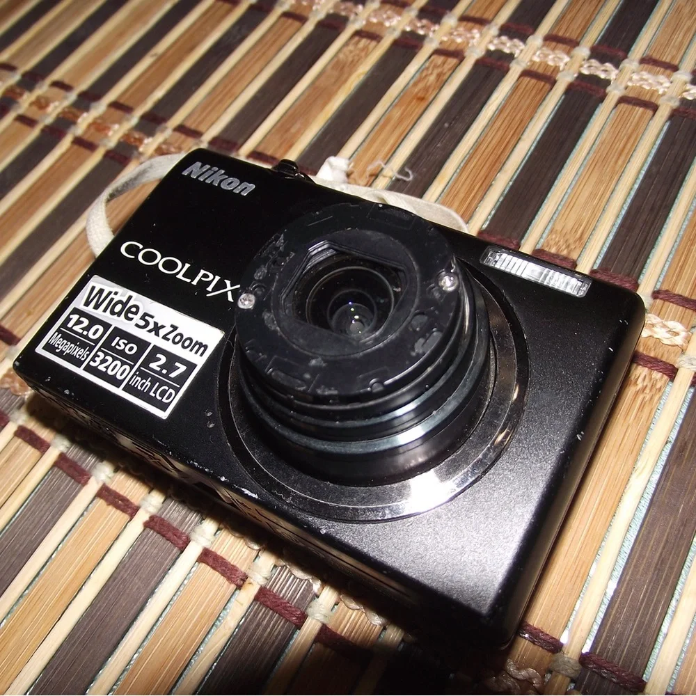 Nikon COOLPIX S570 Black Digital Camera FOR PARTS ONLY- lens error.